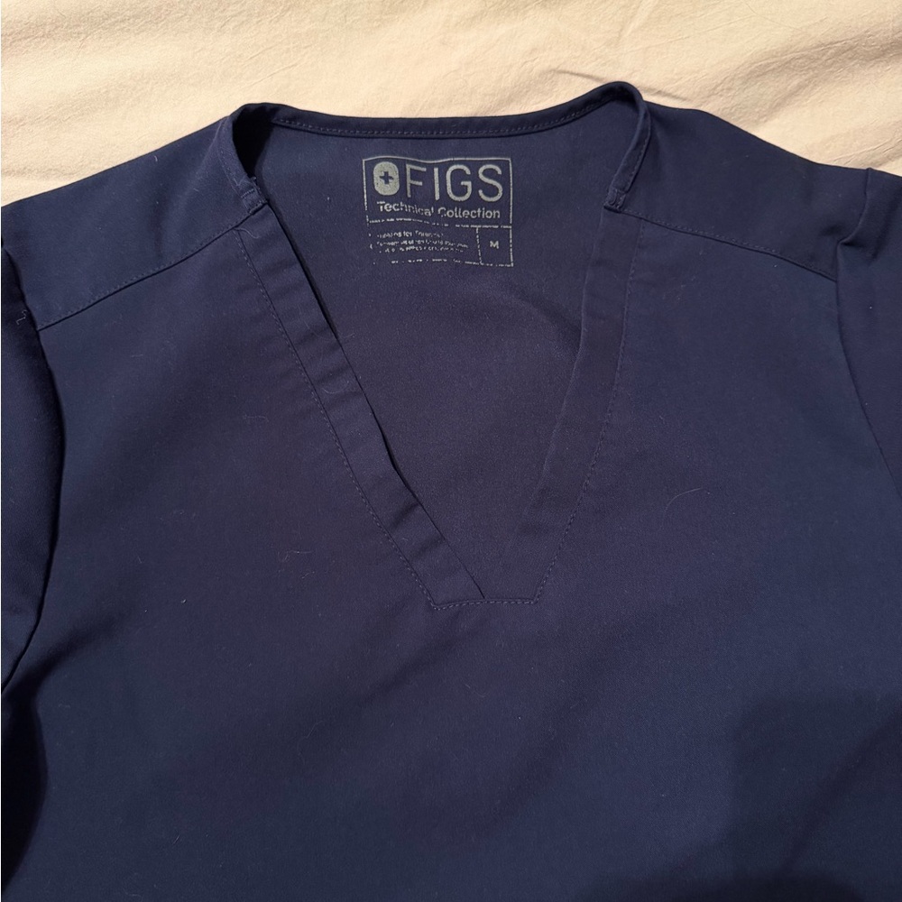 FIGS Navy V-Neck casma 3 pocket top